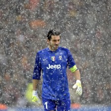 中国足彩竞彩网-绿茵场上的腼腆插曲，坎特赛前入场慢半拍，与C罗握手环节意外错过引热议