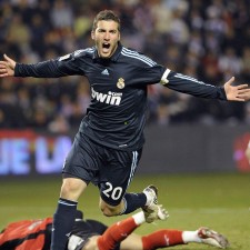 体育足彩网-广州四归化零外援难克河南 卡帅愁绪映照中超普遍困境